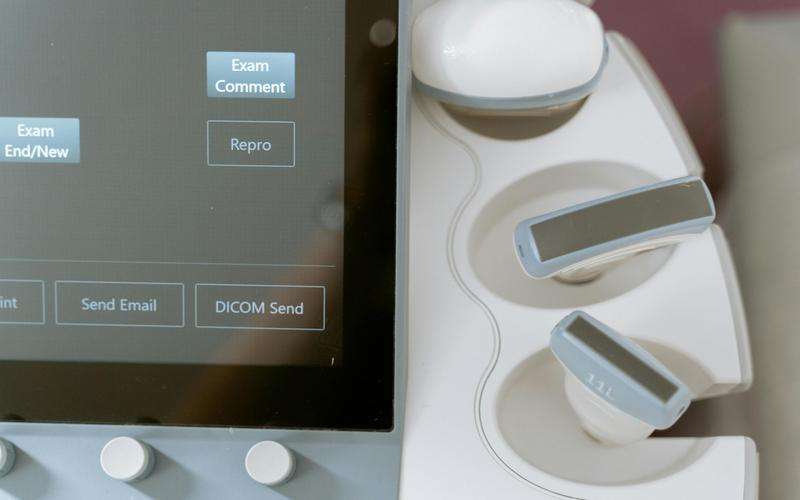 在全自動外觀檢測機中，光源的配置對精度有何影響